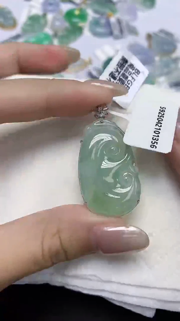 翡翠18K金镶嵌颈饰天然缅甸翡翠A货