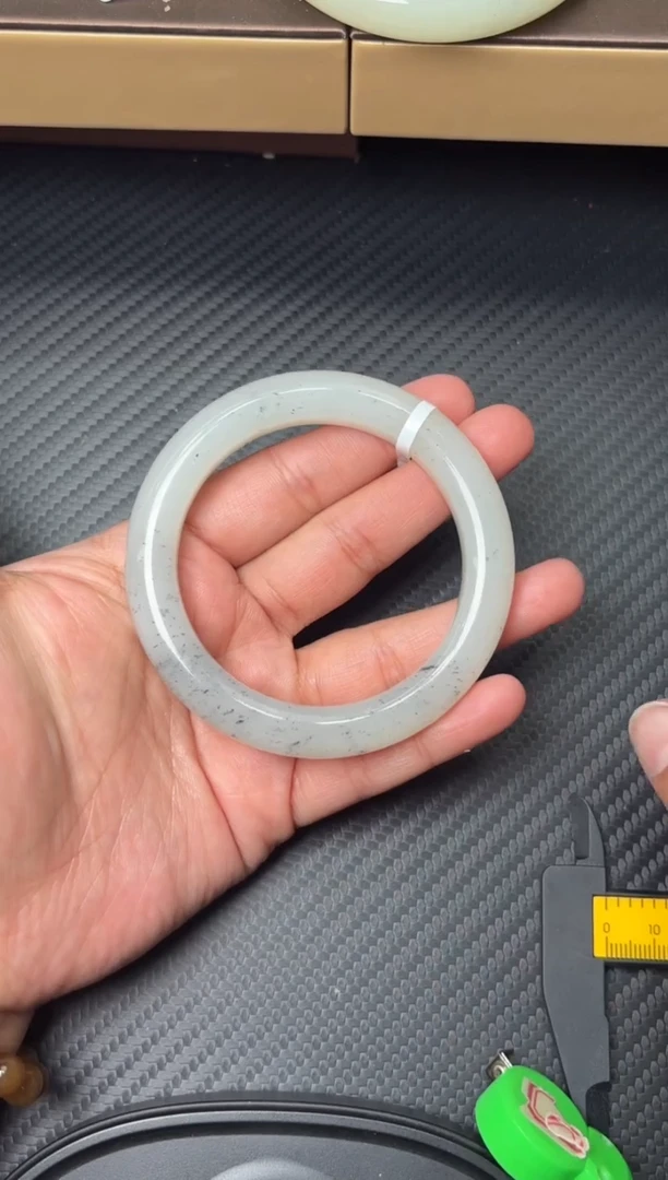 未镶嵌手镯和田玉黑山微色差57+m