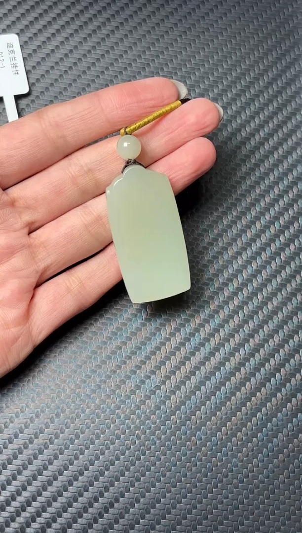 吊坠(赠链)未镶嵌和田玉且末迪克兰一细微色差吊坠