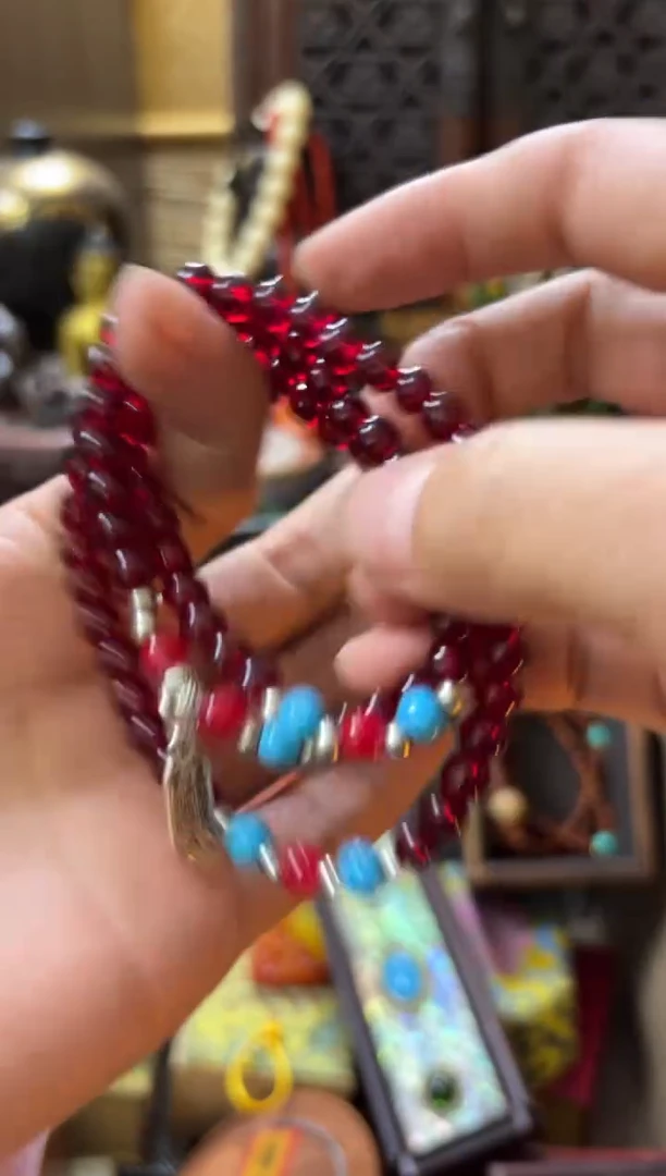 未镶嵌颈饰血珀...................