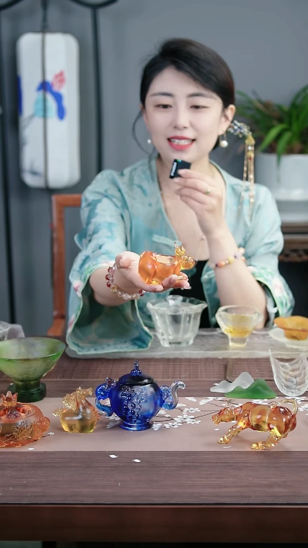 茶盏古法琉璃小牛造型背部镂空装饰摆件