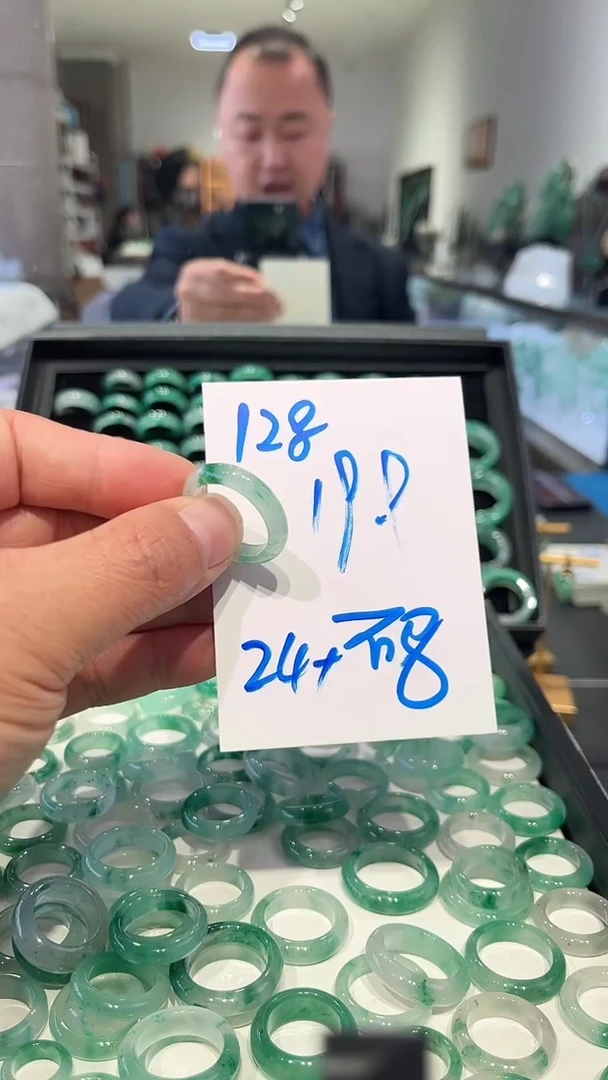 未镶嵌戒圈石英质玉非洲翠