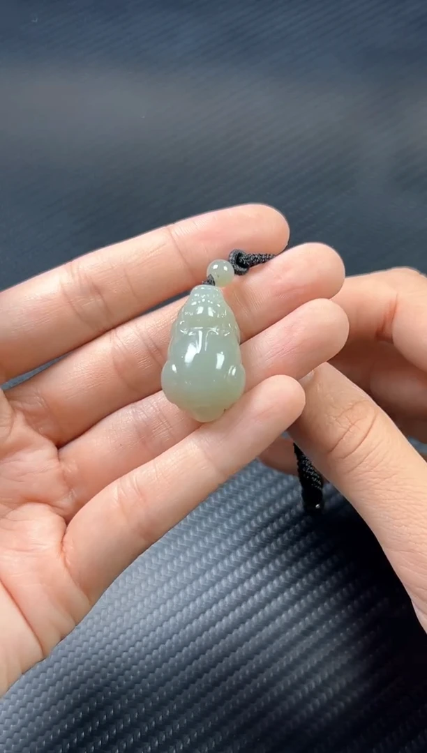吊坠(赠链)未镶嵌和田玉且末微色差近矿貔貅