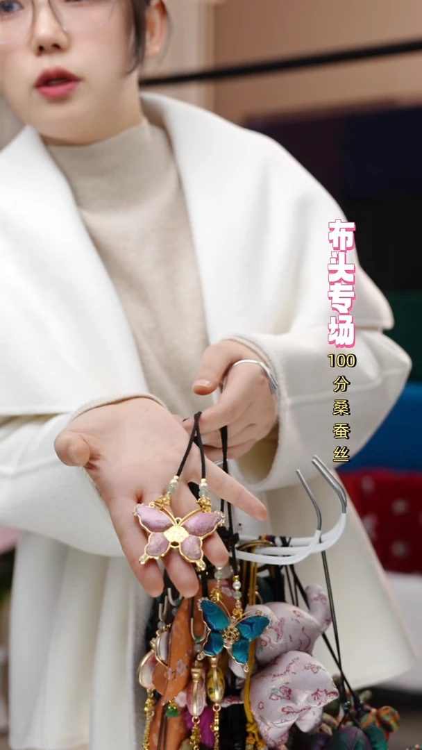 丝绸艾*溪粉色蝴蝶挂件项链1只