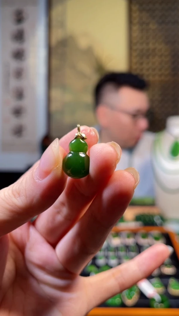 颈饰18K金镶嵌和田玉（碧玉）精品碧玉葫芦吊坠多样性发一