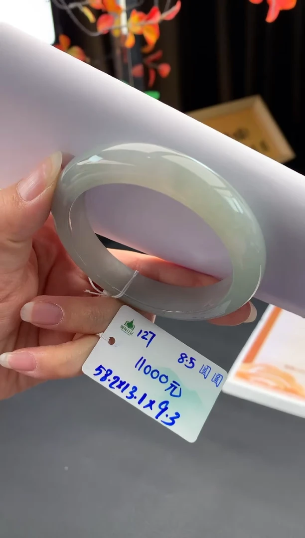 翡翠手镯未镶嵌自带#送人#，联系客服核对地址~