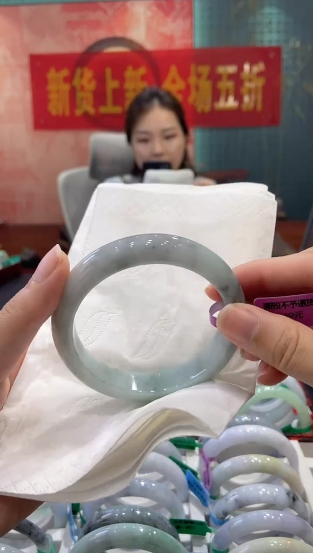 翡翠手镯未镶嵌多人25107