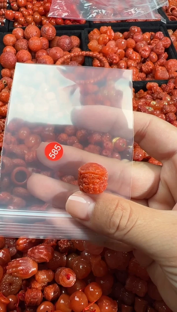 南红玛瑙未镶嵌颈饰1
