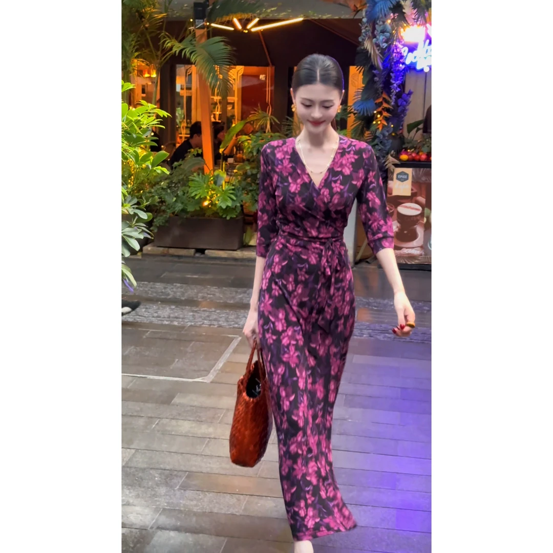 2025新气质女人味紫色V领裹身连衣裙时尚优雅碎花收腰显瘦长裙夏