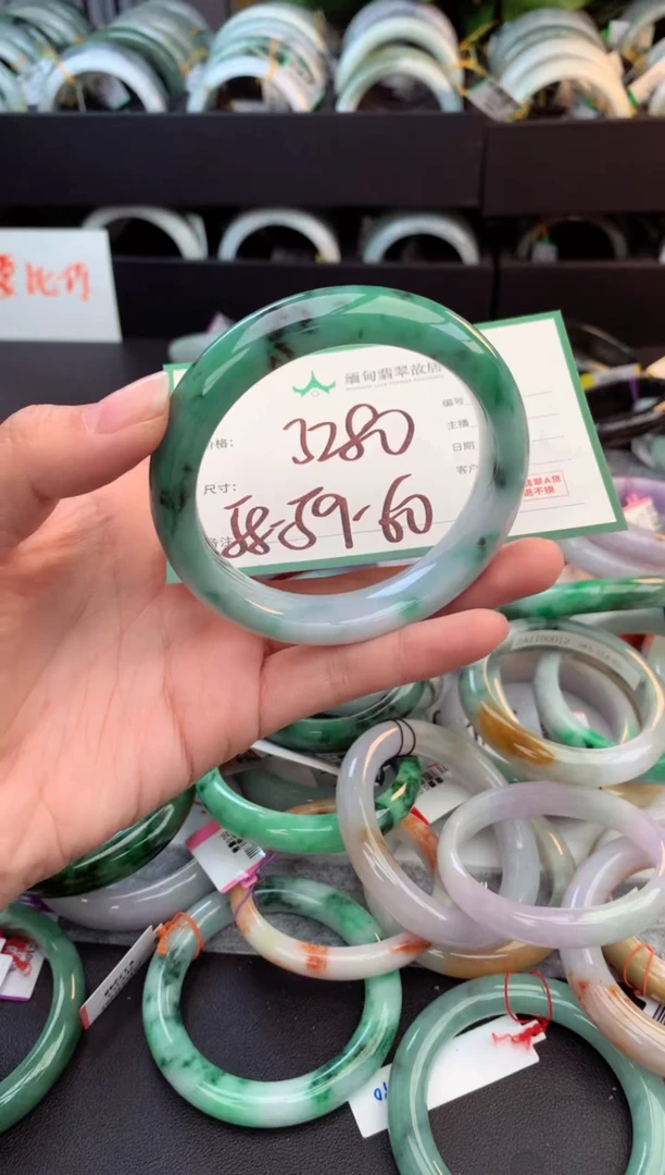 未镶嵌定制翡翠毛货需精细抛光+多人