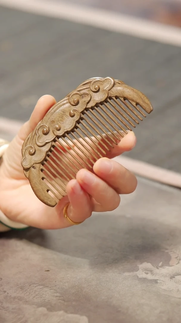 【闪购商品】金丝楠木雕云朵梳