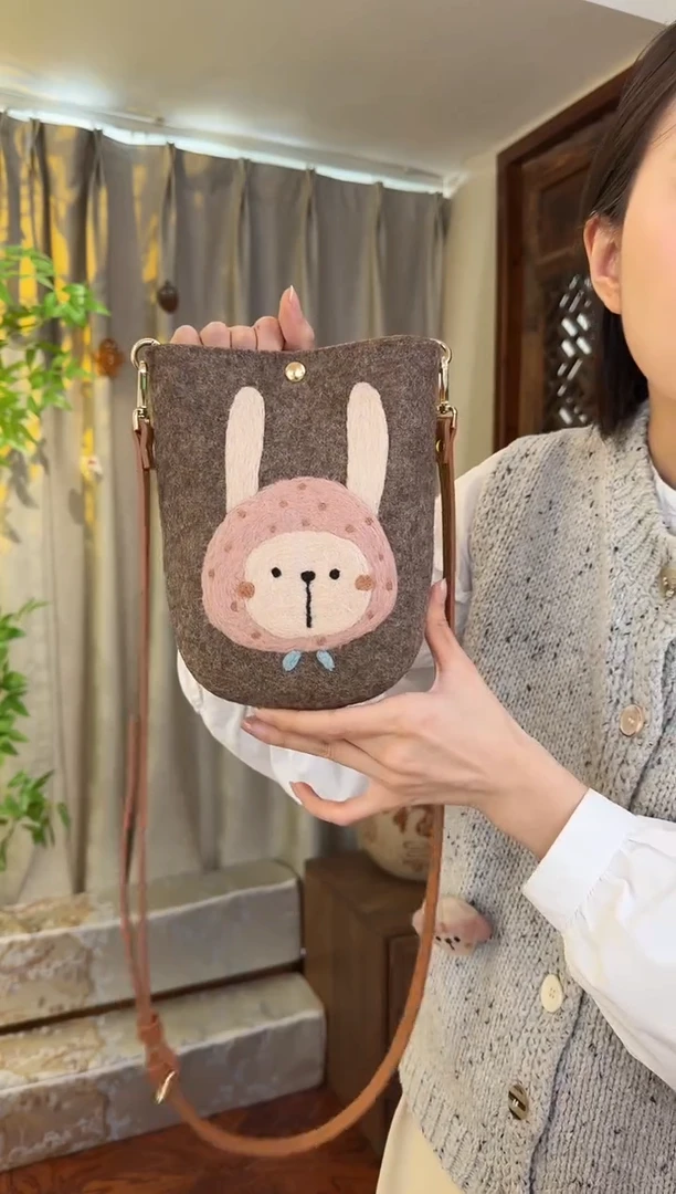 羊毛非遗羊毛毡包 手机包兔子