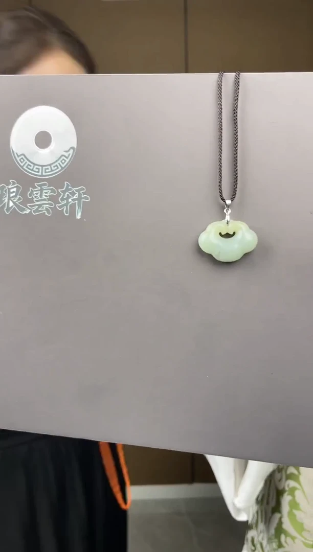 未镶嵌岫玉颈饰1