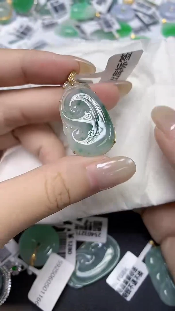 翡翠18K金镶嵌颈饰天然缅甸翡翠A货