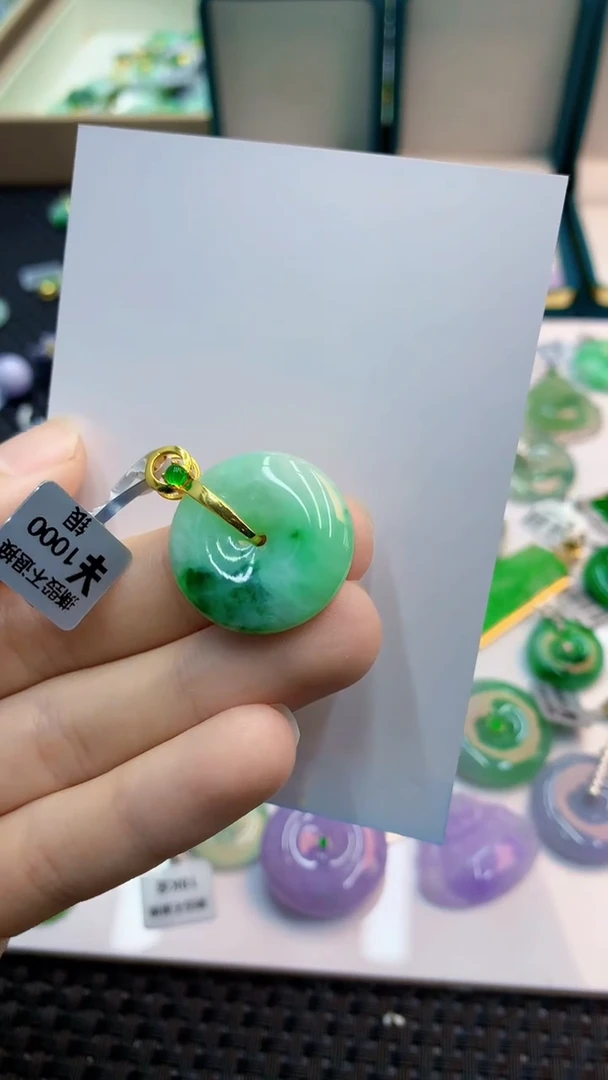 翡翠未镶嵌颈饰             1