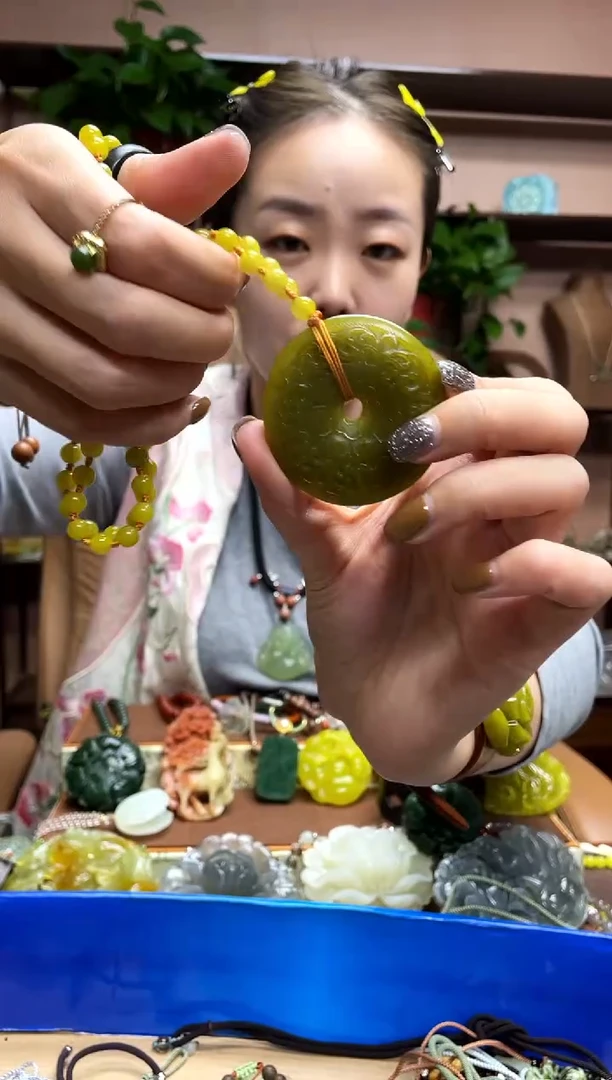 未镶嵌岫玉颈饰·