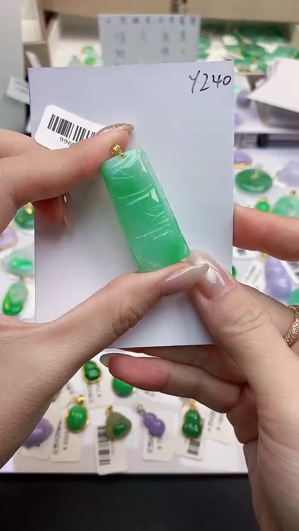 颈饰18K金镶嵌翡翠天然缅甸A货翡翠