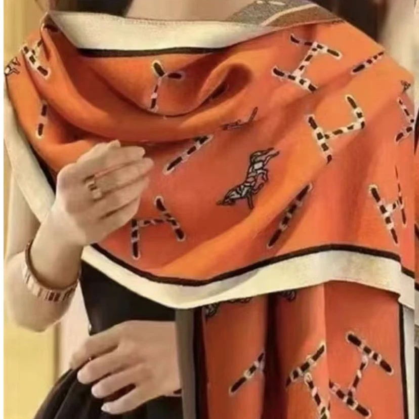 轻奢小马 秋冬围巾保暖斗篷披肩两用