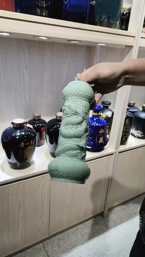 1个1斤装带文字青釉色陶瓷空酒瓶