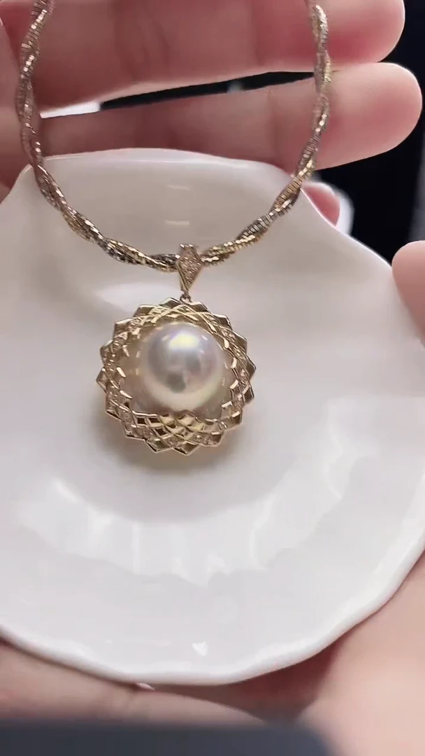 颈饰18K金镶嵌拼合珍珠（马贝珠）海水荷包蛋马贝吊坠