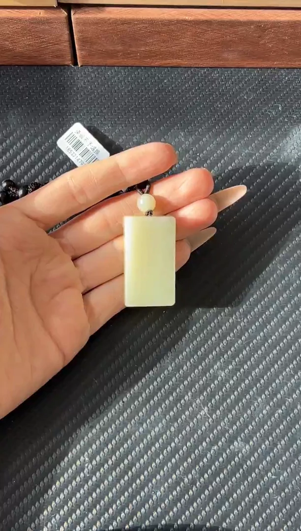 吊坠(赠链)未镶嵌和田玉且末迪克兰二细微色差吊坠J