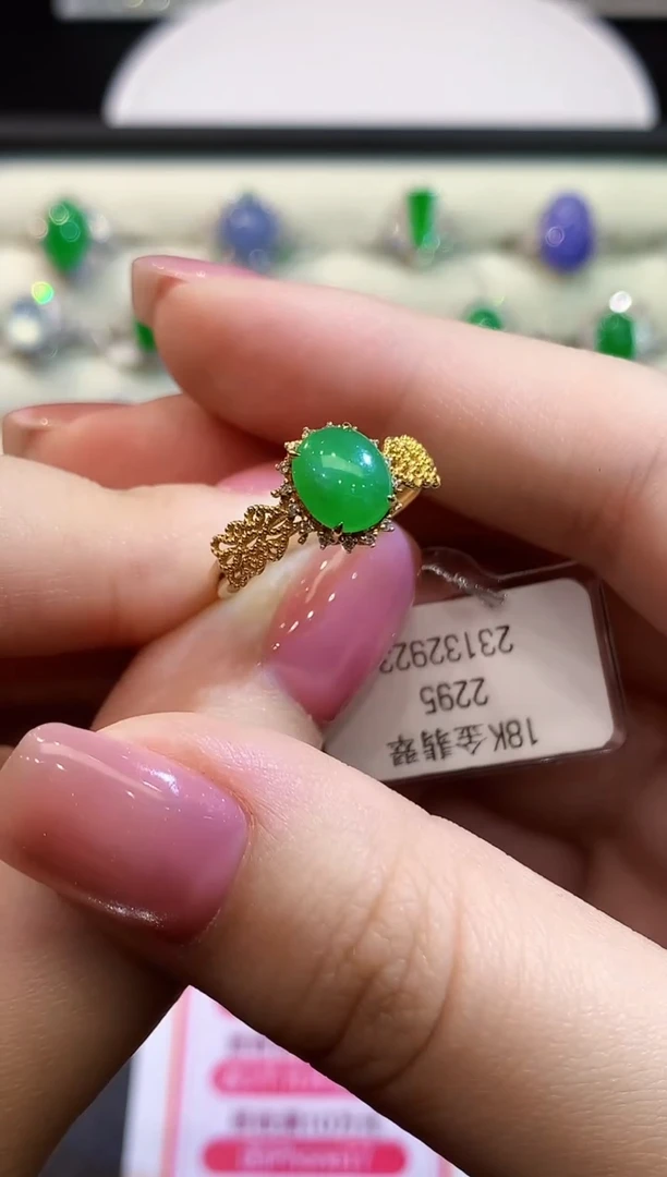 18K金镶嵌戒指翡翠多样性发其一