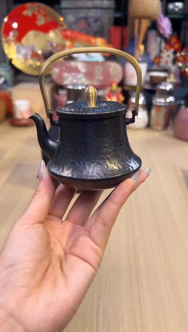 142铜提梁壶锤纹（对图）