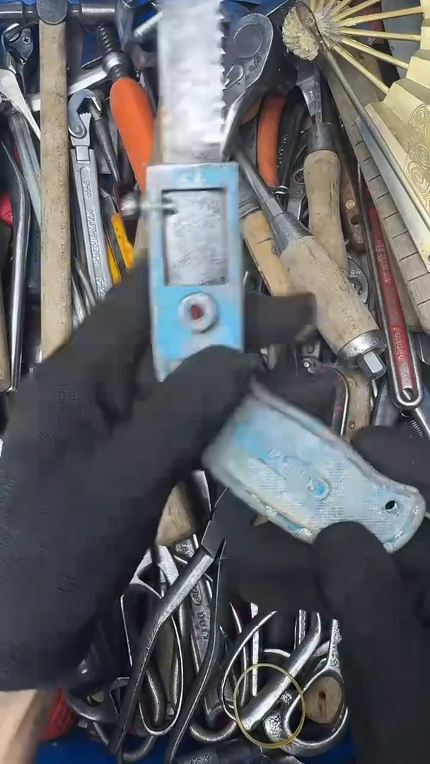 荆****装五金工具钳子剪子等18