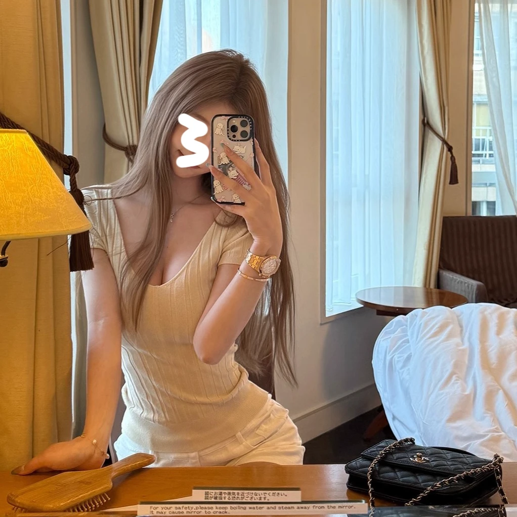 极简自在v领竖坑条针织t恤女设计感春夏百搭纯欲短袖上衣