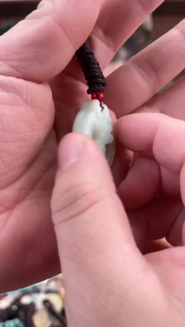 未镶嵌蛇纹石玉颈饰·