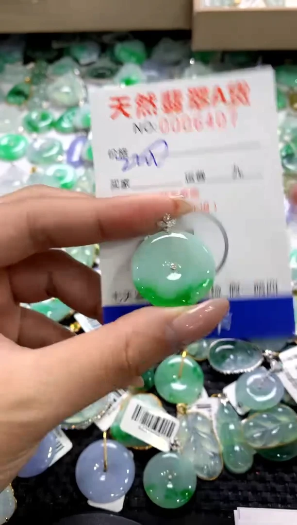颈饰18K金镶嵌翡翠1111111111111111