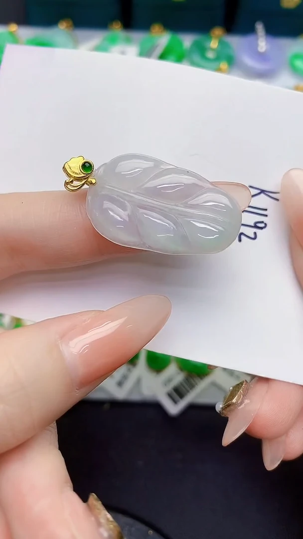 颈饰18K金镶嵌翡翠缅甸天然翡翠A货