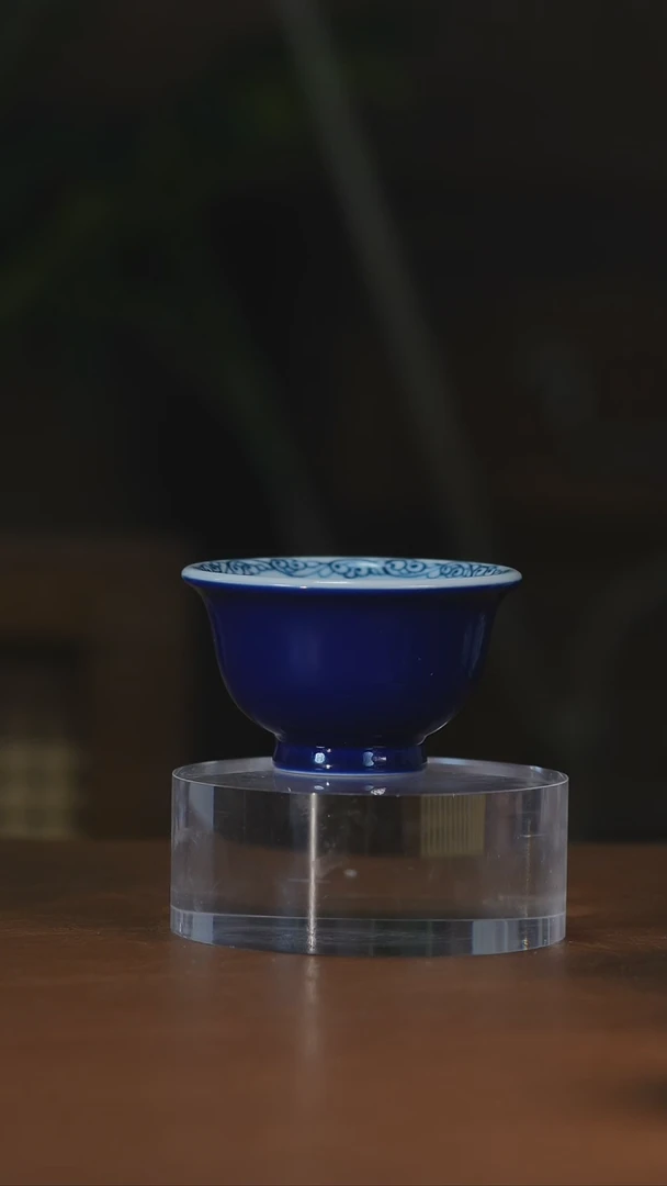 记蓝内绘八宝压手杯