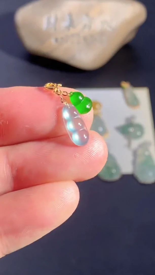 颈饰18K金镶嵌翡翠