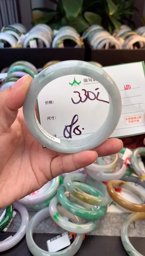 未镶嵌定制翡翠毛货需精细抛光+多人
