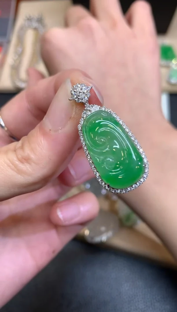 【闪购商品】翡翠颈饰18K金镶嵌如意【无服务费】