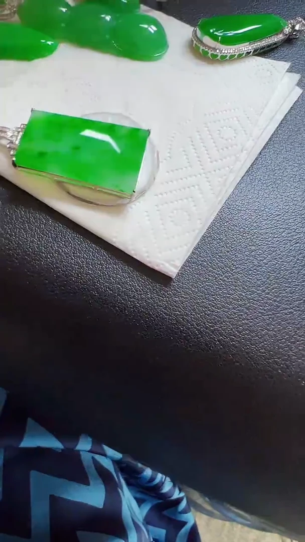 颈饰18K金镶嵌翡翠前**妃无事牌