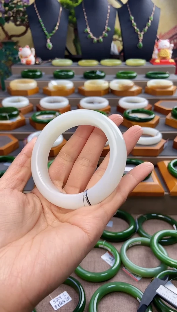 未镶嵌手镯和田玉山流水羊脂玉手镯