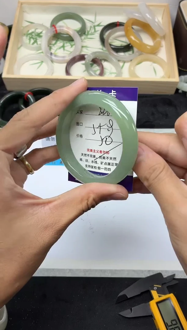 未镶嵌手镯石英质玉228