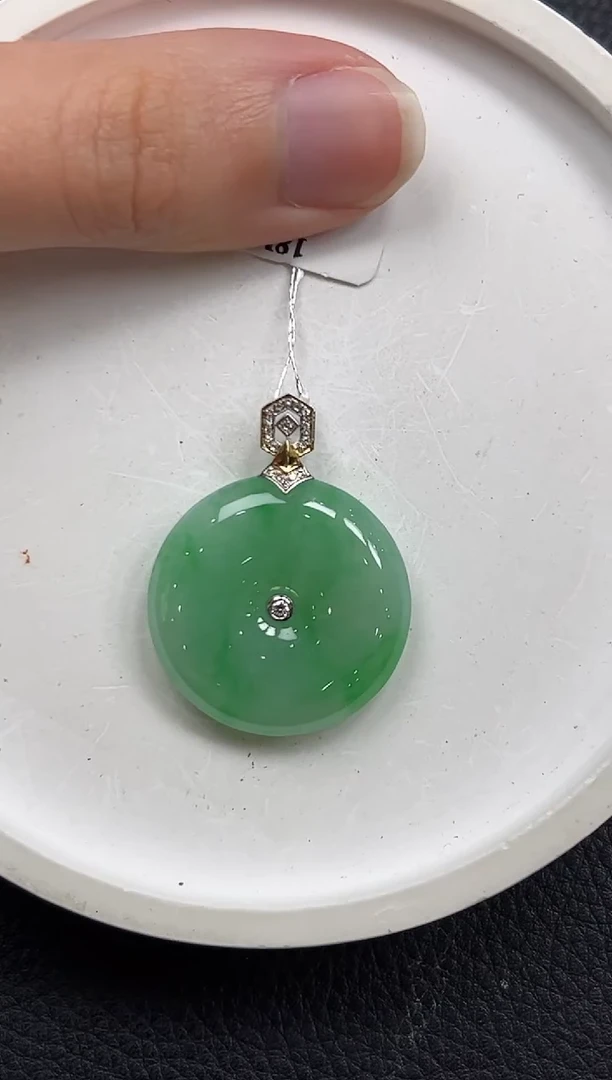 翡翠18K金镶嵌颈饰平安扣