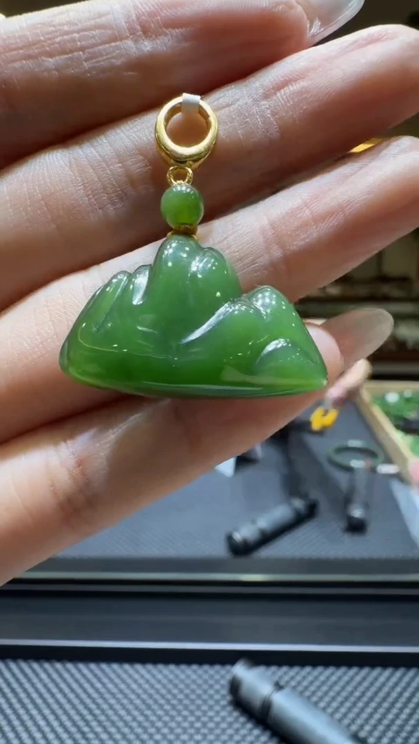 颈饰18K金镶嵌和田玉挂件