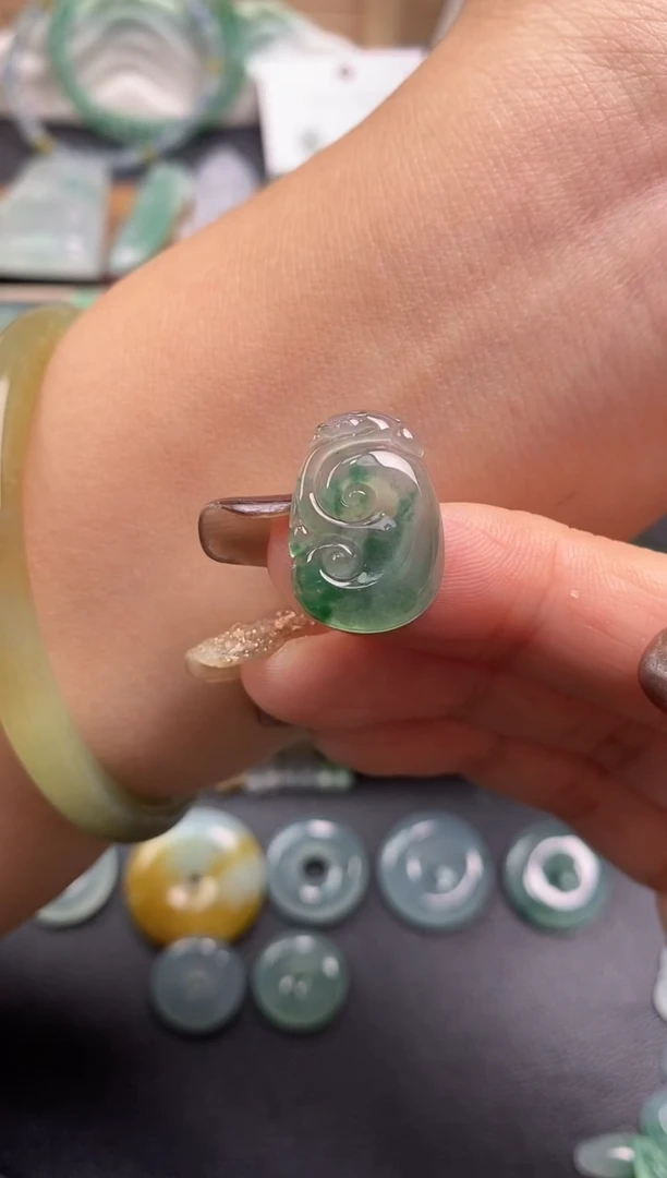 颈饰未镶嵌翡翠如意