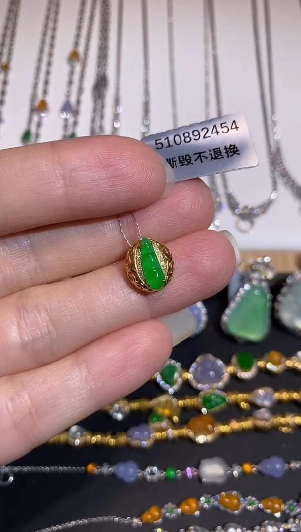 颈饰18K金镶嵌翡翠吊坠