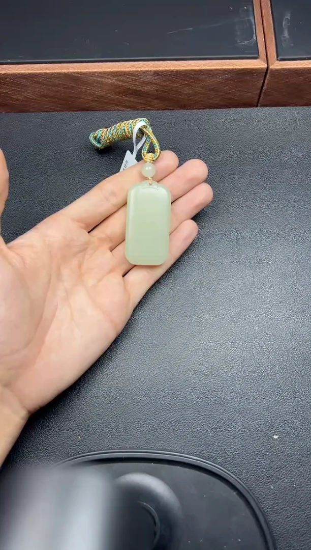 吊坠(赠链)未镶嵌和田玉且末微色差迪克兰一细吊坠