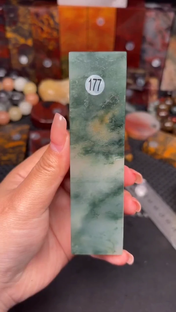 玉桂林鸡血桌面创意摆件 编号：177（瑕疵款，介意者勿拍）