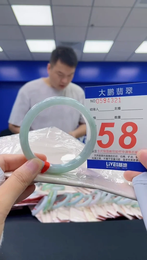翡翠手镯未镶嵌AAAAAAAA
