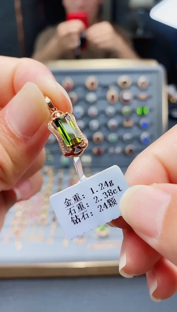 18K金镶嵌颈饰碧玺2.38.