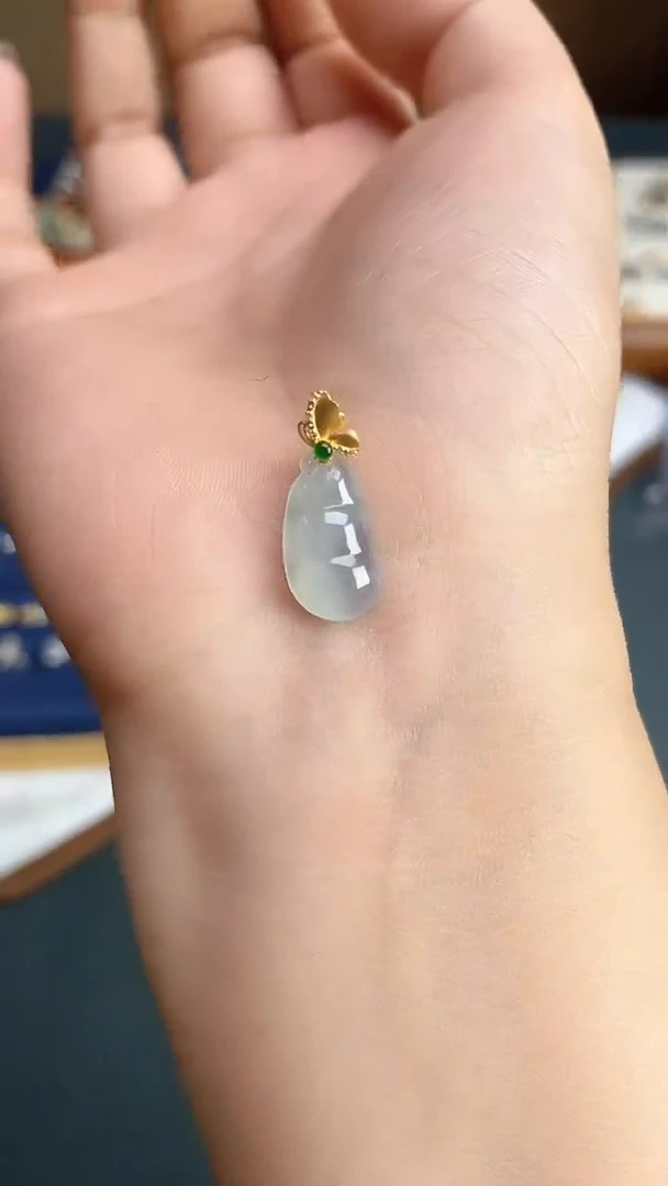 颈饰18K金镶嵌翡翠2025120601