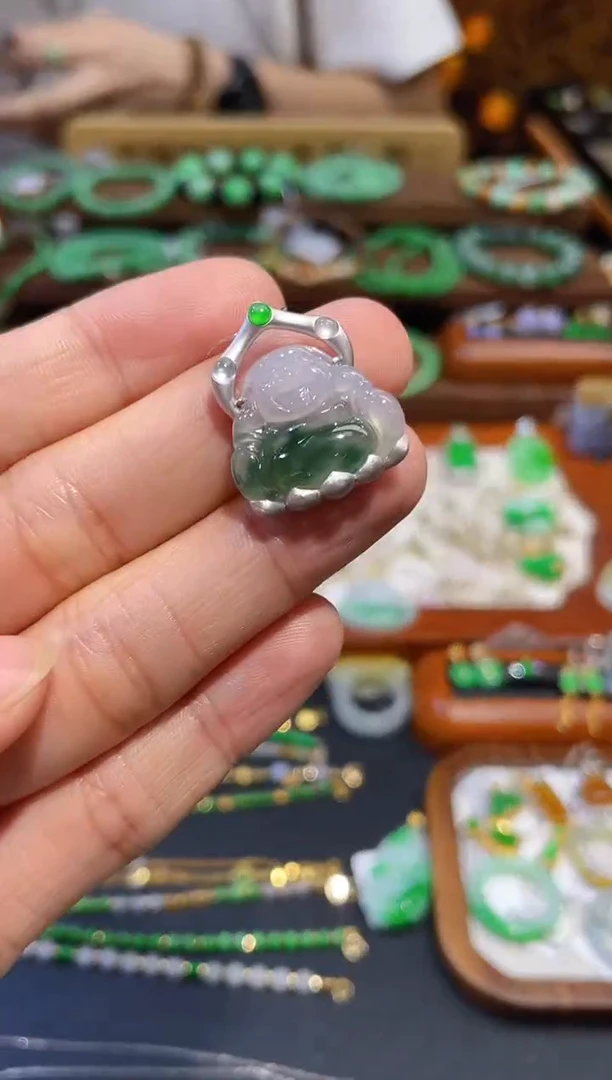 颈饰18K金镶嵌翡翠佛公