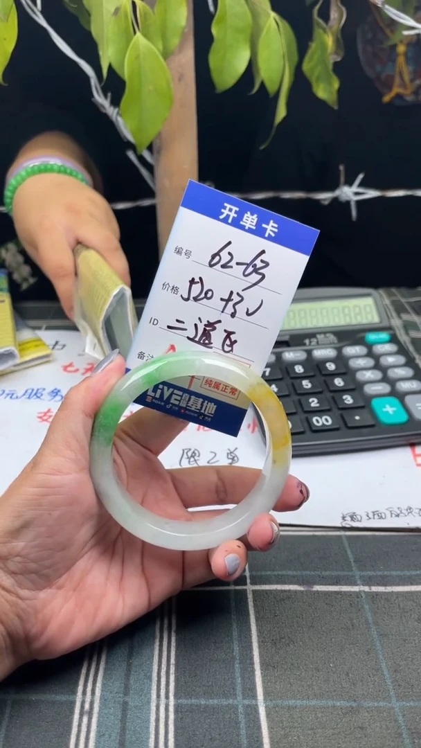 无非金属缅区原矿手镯手工艺现场